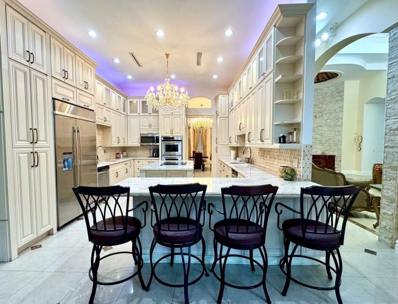 5 bedroom Single Family Residence at 5981 SW 37th Terrace, Stirling Oaks Estates 77-, Fort Lauderdale — photo 2