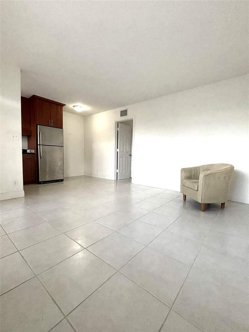 1 bedroom Condominium at 4071 N Dixie Highway #19, El Sol At Main Street, Oakland Park — photo 2