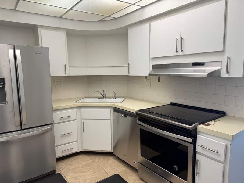 1 bedroom Stock Cooperative at 3200 NE 36th Street #1117, Coral Ridge Towers North, Fort Lauderdale — photo 4