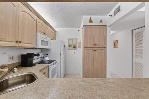 4444 NE Ocean Boulevard #B2 108, Jensen Beach FL - photo 7 of 28
