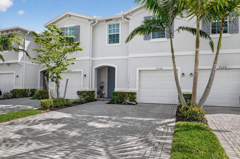4 bedroom Townhouse at 4326 Hammock Grove Drive, Lakeshore At The Fountains, Lake Worth — photo 2