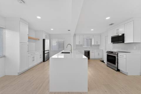 2095 SW 14 Avenue, Boynton Beach FL - photo 8 of 36