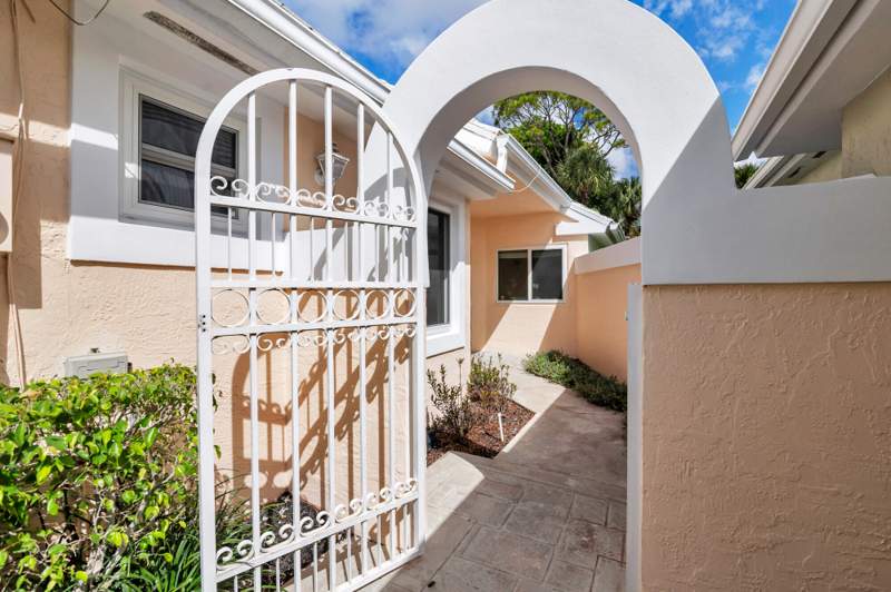 3 bedroom Single Family Residence at 9213 Heathridge Drive, Breakers West 13, West Palm Beach — photo 2