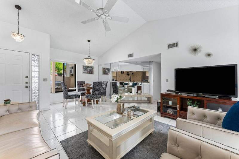 2 bedroom Condominium at 10 Via De Casas Sur #104, South Lake Condo, Boynton Beach — photo 2