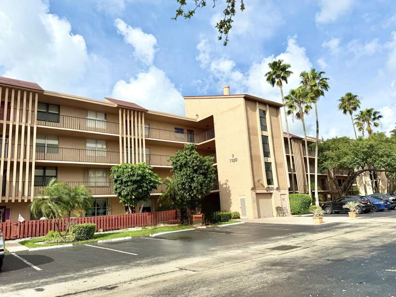 1 bedroom Condominium at 7320 Lake Cir Drive #204, Palm Lakes Condo, Margate — photo 2