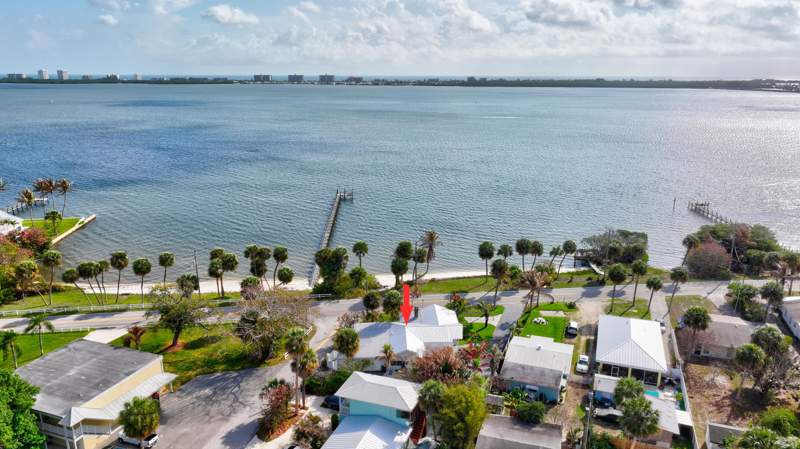 3 bedroom Single Family Residence at 4490 NE Indian River Drive, Indian River Waterfront, Jensen Beach — photo 3