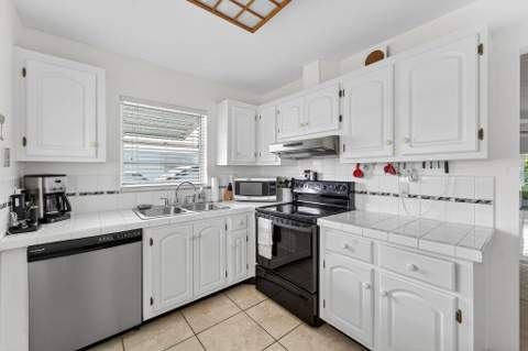 622 Hummingbird Lane, Delray Beach FL - photo 7 of 36