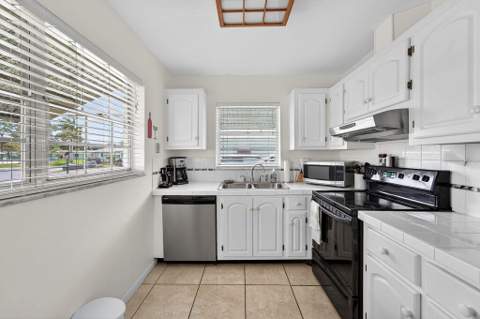622 Hummingbird Lane, Delray Beach FL - photo 8 of 36