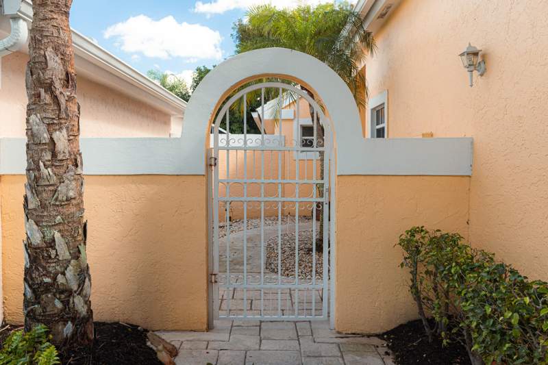 3 bedroom Single Family Residence at 1100 Lytham Court, Breakers West 13, West Palm Beach — photo 2