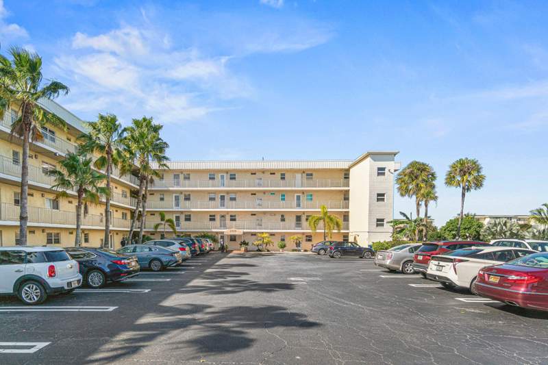 2 bedroom Condominium at 2515 NE 1st Court #4100, Village Royale On The Green Condo, Boynton Beach — photo 2