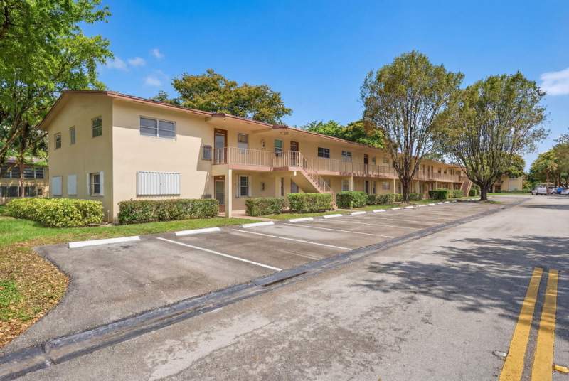 2 bedroom Condominium at 7680 NW 1st Street #201, Oriole Gardens Three 81 Condo, Margate — photo 2