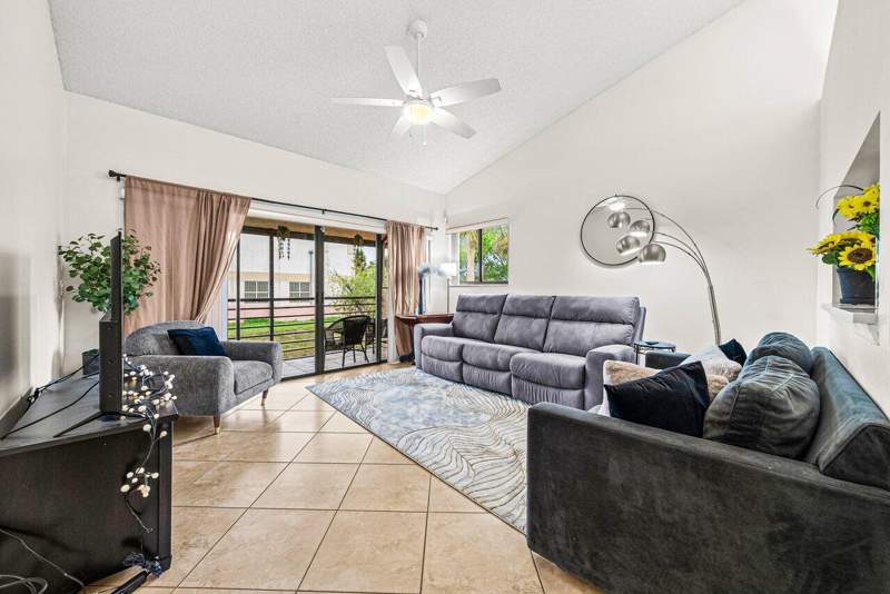 2 bedroom Condominium at 16 Via De Casas Sur #204, South Lake Condo, Boynton Beach — photo 3