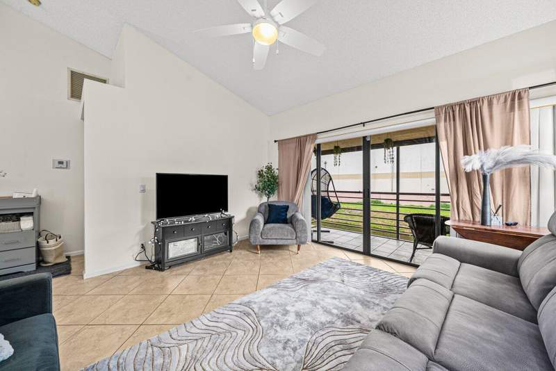 2 bedroom Condominium at 16 Via De Casas Sur #204, South Lake Condo, Boynton Beach — photo 4