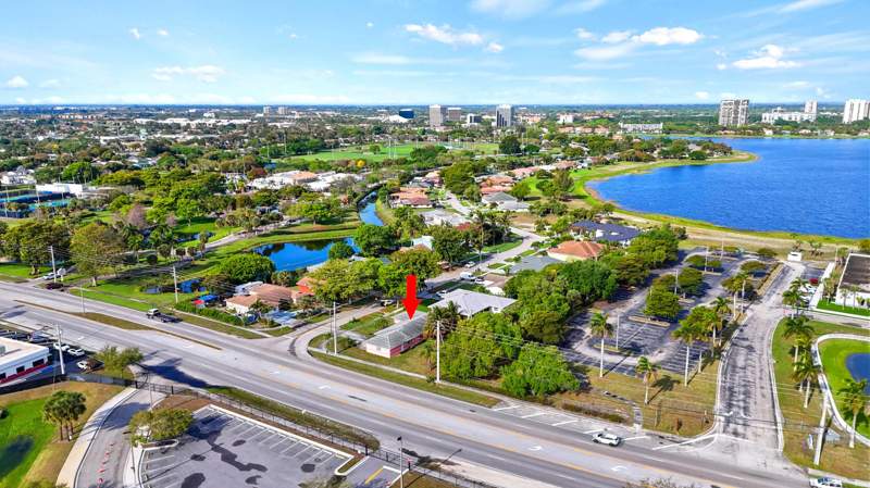 4 bedroom Single Family Residence at 1301 N Mangonia Drive, Roosevelt Estates, West Palm Beach — photo 4