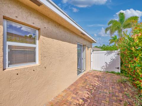 556 E Ridge Cir Circle, Boynton Beach FL - photo 6 of 39