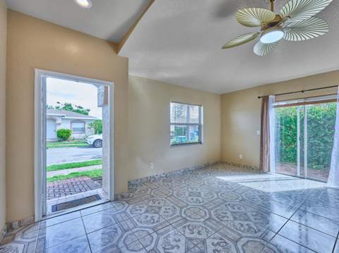 556 E Ridge Cir Circle, Boynton Beach FL - photo 8 of 39