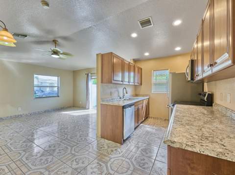 556 E Ridge Cir Circle, Boynton Beach FL - photo 13 of 39
