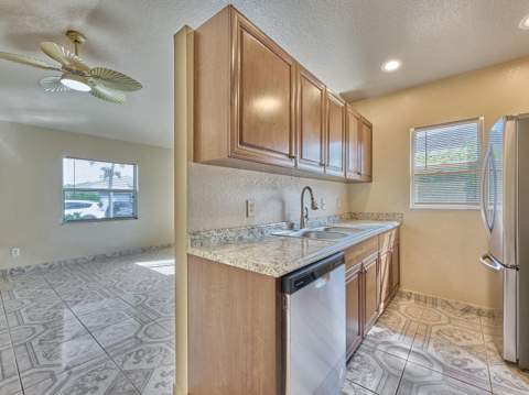 556 E Ridge Cir Circle, Boynton Beach FL - photo 14 of 39