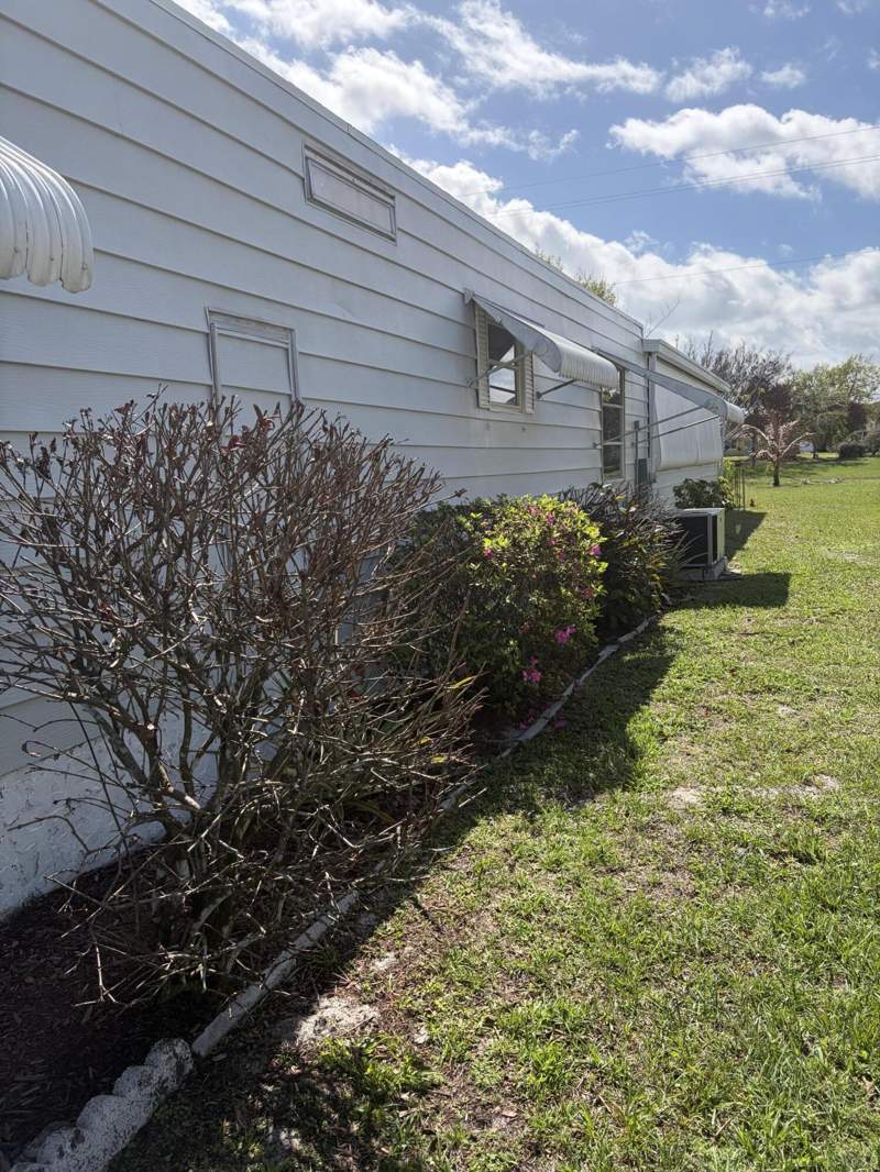 2 bedroom Manufactured Home at 129 E Caribbean, Spanish lakes golf village, Port St. Lucie — photo 2