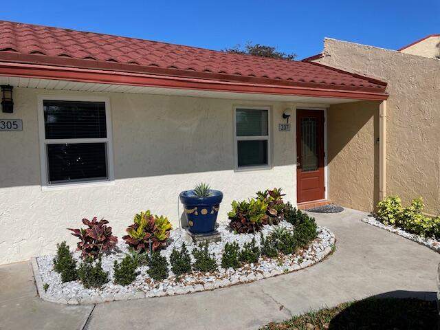 2 bedroom Villa at 307 Lake Evelyn Drive, Golden Lakes Village Condo 1 Thru 13-A, West Palm Beach — photo 2