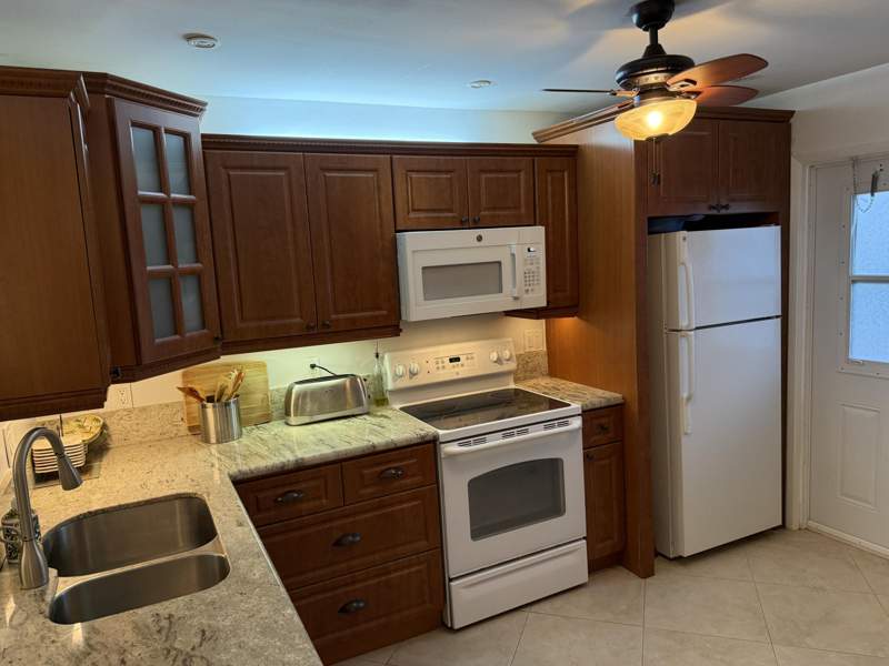 2 bedroom Stock Cooperative at 300 NE 14th Avenue #411, Fairway South Co-Op, Hallandale Beach — photo 3
