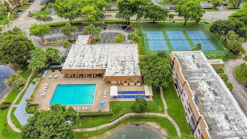 2 bedroom Condominium at 6095 N Sabal Palm Boulevard #212, Lakes Of Carriage Hills, Tamarac — photo 5