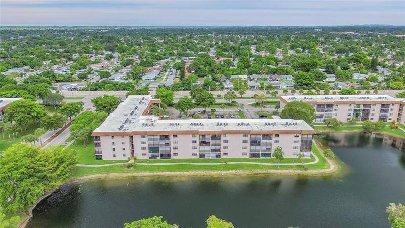2 bedroom Condominium at 6095 N Sabal Palm Boulevard #212, Lakes Of Carriage Hills, Tamarac — photo 4