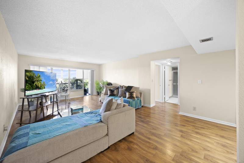 2 bedroom Condominium at 10777 W Sample Road #508, Country Club Tower Of Coral, Coral Springs — photo 3