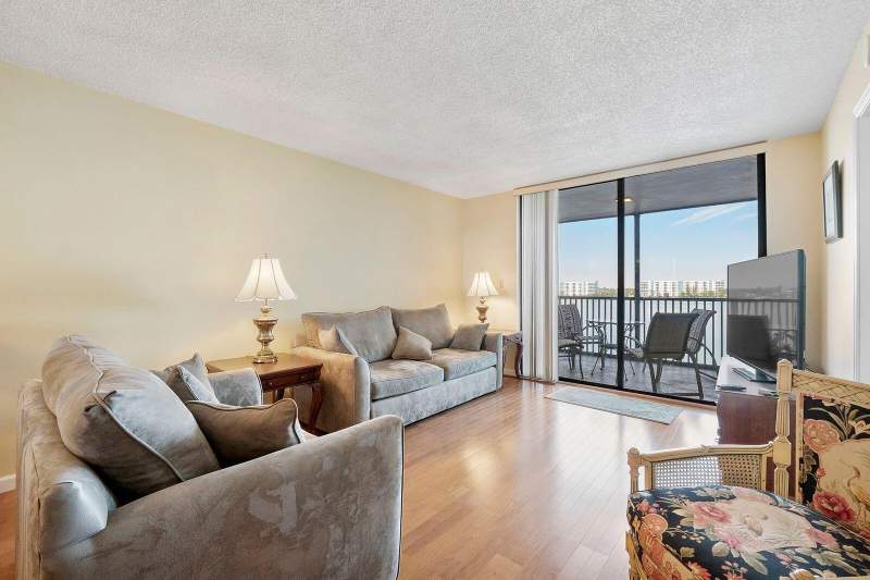 2 bedroom Condominium at 116 Lake Emerald Drive #403, Lake Emerald Condominium No Six, Oakland Park — photo 4