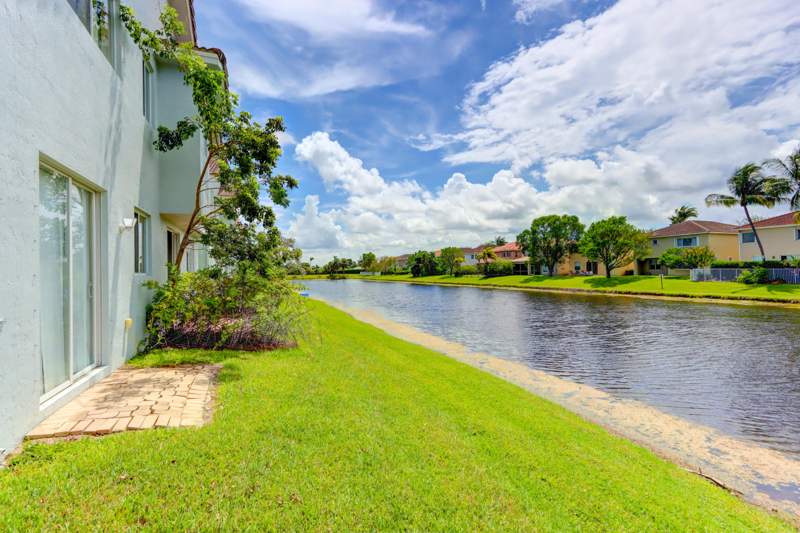 2 bedroom Townhouse at 3061 Laurel Ridge Circle, Thousand Oaks, Riviera Beach — photo 2
