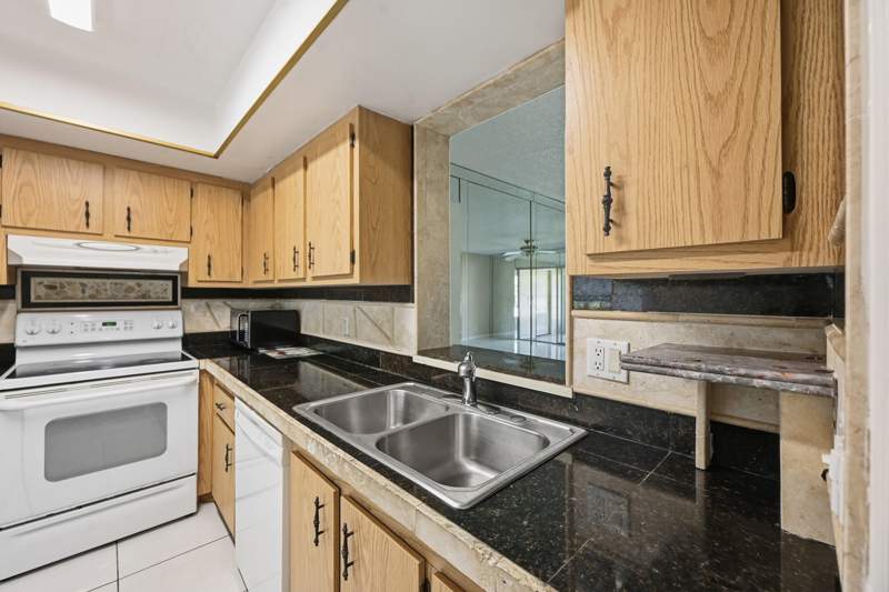 2 bedroom Condominium at 6525 S Oriole Boulevard, Villages Of Oriole Deauville Condo, Delray Beach — photo 4