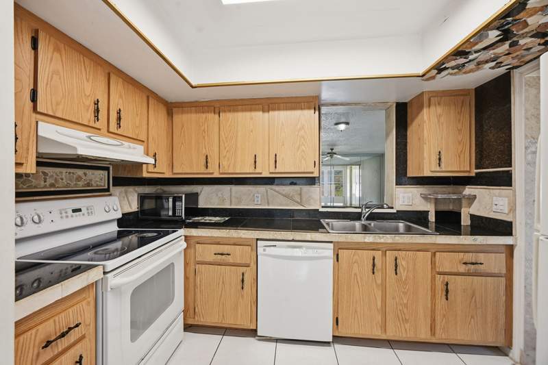 2 bedroom Condominium at 6525 S Oriole Boulevard, Villages Of Oriole Deauville Condo, Delray Beach — photo 5