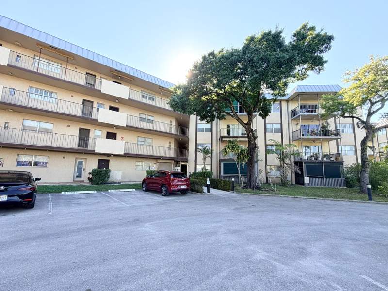 3 bedroom Condominium at 6260 S Falls Cir Drive #201, Inverrary Country Club, Lauderhill — photo 2