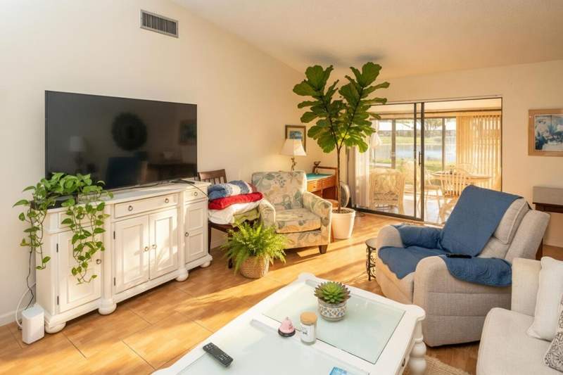 2 bedroom Villa at 1017 Green Pine Boulevard #C, Palm Club Village I Condo, West Palm Beach — photo 4