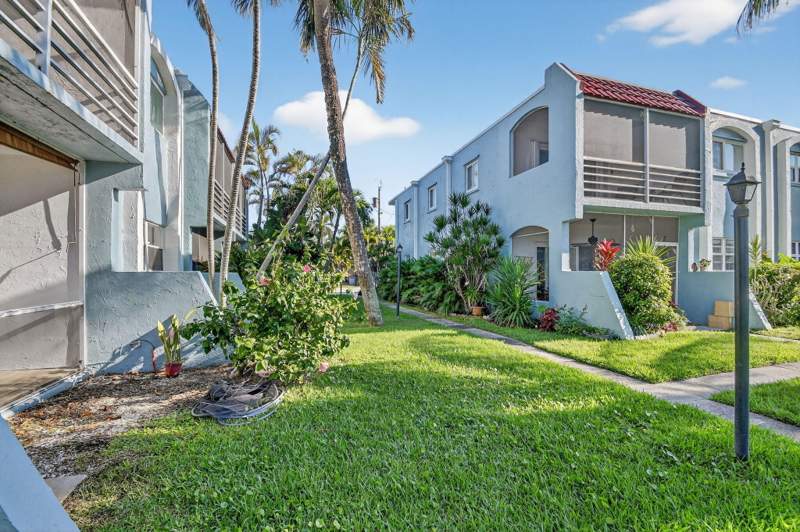 1 bedroom Condominium at 1432 S Lakeside Drive #4, Ken-Lee Gardens Condo, Lake Worth Beach — photo 3