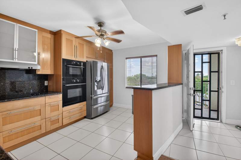 2 bedroom Condominium at 14475 Strathmore Lane #503, Huntington Lakes Sec One Condos, Delray Beach — photo 2