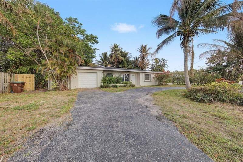 3 bedroom Single Family Residence at 7730 W Lake Drive, Lake Clarke Shores, Lake Clarke Shores — photo 2