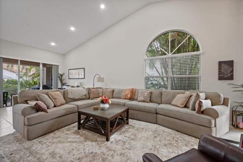 4657 Carlton Golf Drive, Lake Worth FL - photo 6 of 55