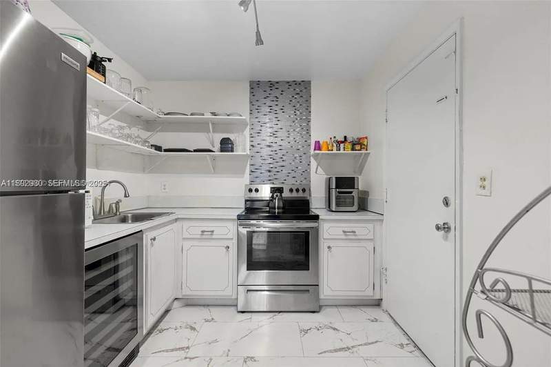 2 bedroom Condominium at 4043 NW 16th Street #201, Majestic Gardens Condominium, Lauderhill — photo 2
