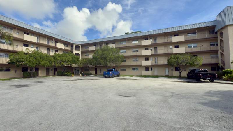 2 bedroom Condominium at 6201 N Falls Cir Drive, Inverrary Country Club, Lauderhill — photo 2