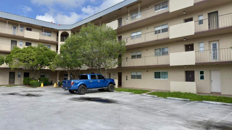 2 bedroom Condominium at 6201 N Falls Cir Drive, Inverrary Country Club, Lauderhill — photo 3