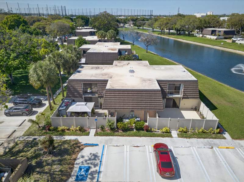 2 bedroom Townhouse at 7811 78th Way, Heritage Village Of P B Lakes, West Palm Beach — photo 2