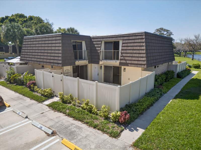 2 bedroom Townhouse at 7811 78th Way, Heritage Village Of P B Lakes, West Palm Beach — photo 3