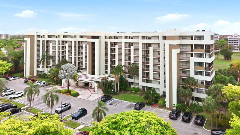 2 bedroom Condominium at 7050 NW 44th Street #705, Horizons Of Inverrary Condo, Lauderhill — photo 2