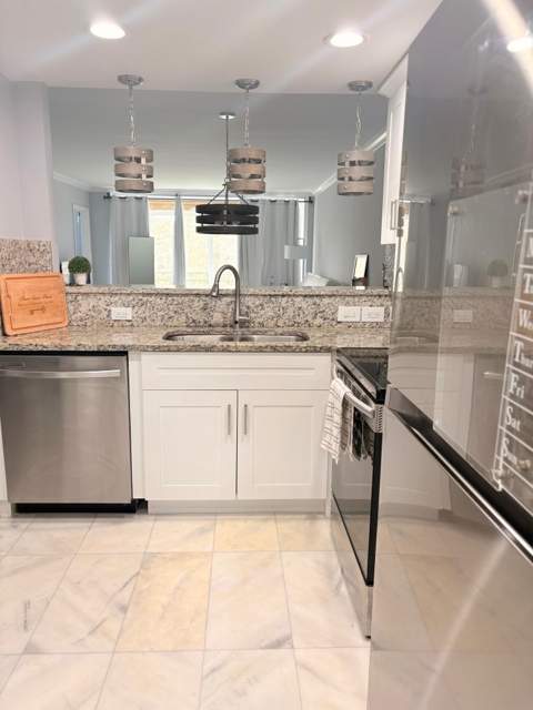 605 Oaks Drive #304, Pompano Beach FL - photo 7 of 28
