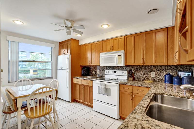 2 bedroom Condominium at 1020 Lincoln, Lincoln At Century Village Condo, Boca Raton — photo 5