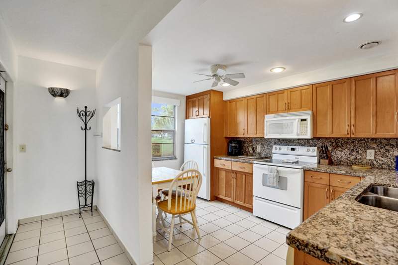 2 bedroom Condominium at 1020 Lincoln, Lincoln At Century Village Condo, Boca Raton — photo 4