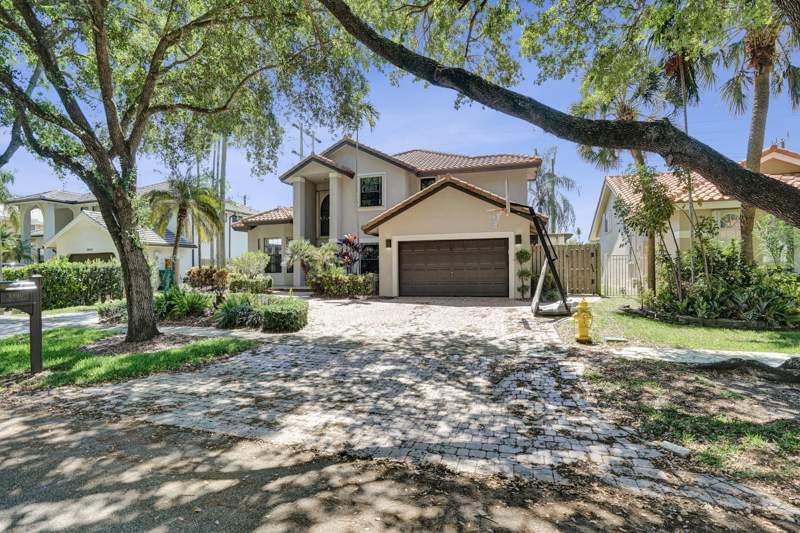 4 bedroom Single Family Residence at 10650 Paris Street, Embassy Lakes, Cooper City — photo 3