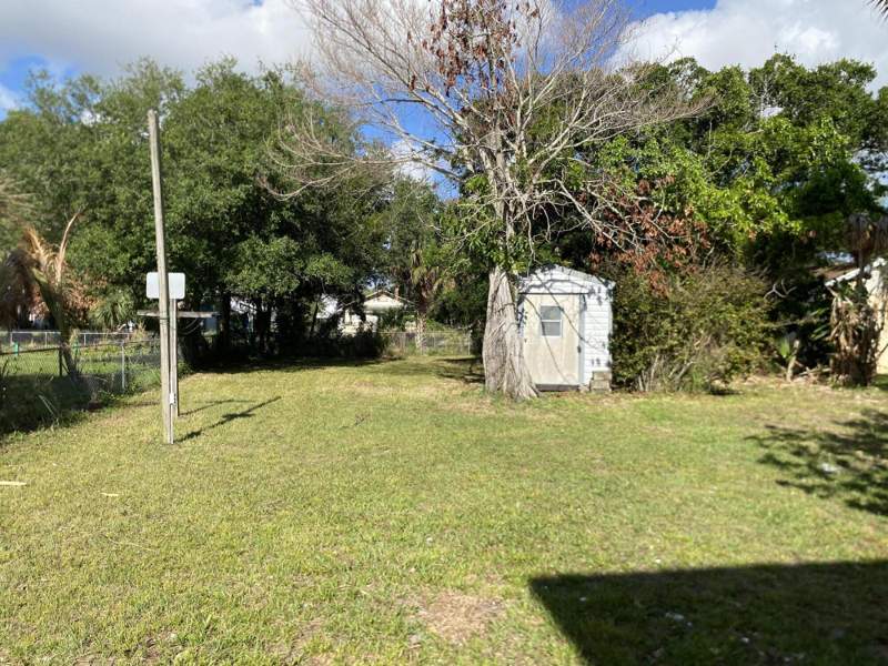5 bedroom Single Family Residence at 319 N 11th Street, M E Goldsmith'S Subdivision, Fort Pierce — photo 4