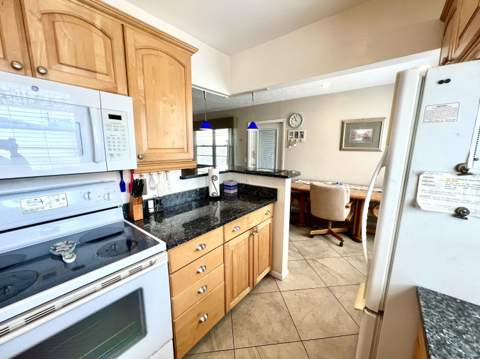 328 Farnham P, Deerfield Beach FL - photo 9 of 40
